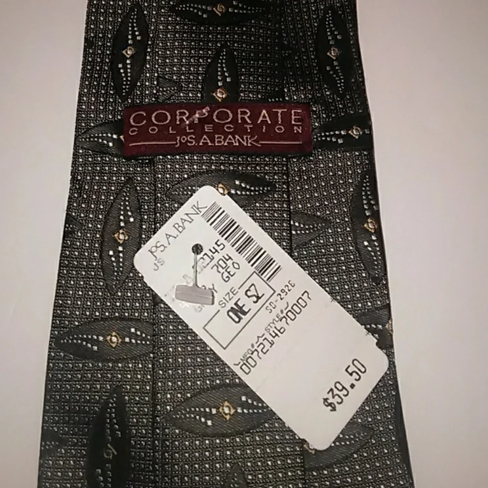 NWT Men's JoS A. Bank Tie